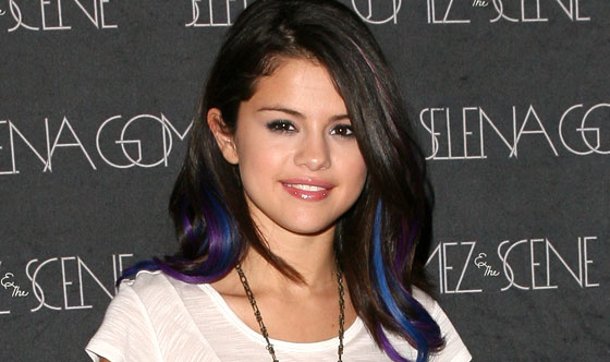 Selena Gomez Hits The Red Carpet With Colorful Streaks E News Uk