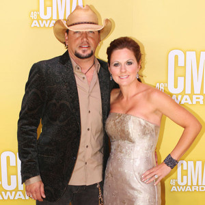 Jason Aldean and Wife Reunite at CMA Awards | E! News