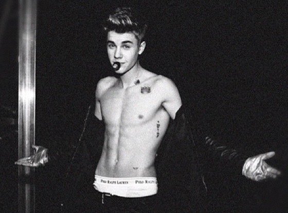 Justin Bieber Poses Shirtless Selena Gomez Gets Twitter