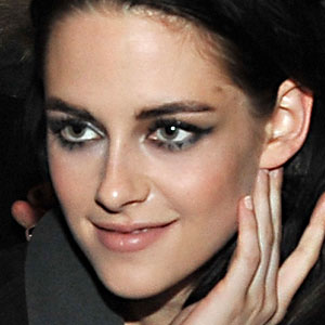 Kristen Stewart Pulls Off A Smoky Eye And A Cat Eye All At The Same Time E Online 