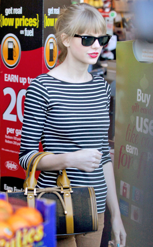 Can someone pls identify which bag Taylor Swift has here? :) :  r/Louisvuitton