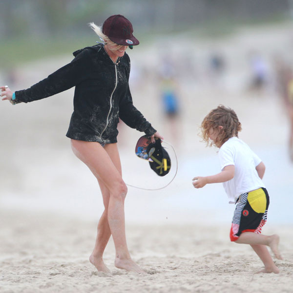 Ashlee Simpson exibe magreza em praia do Havaí