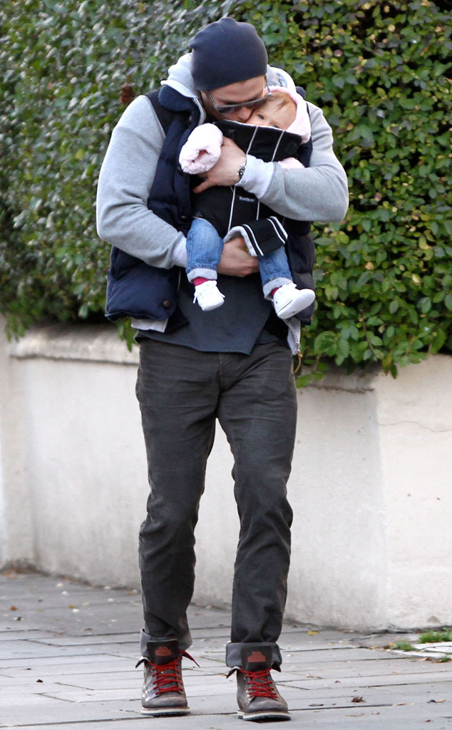 Chris Hemsworth Cuddles Up With Daughter India Rose In London E Online