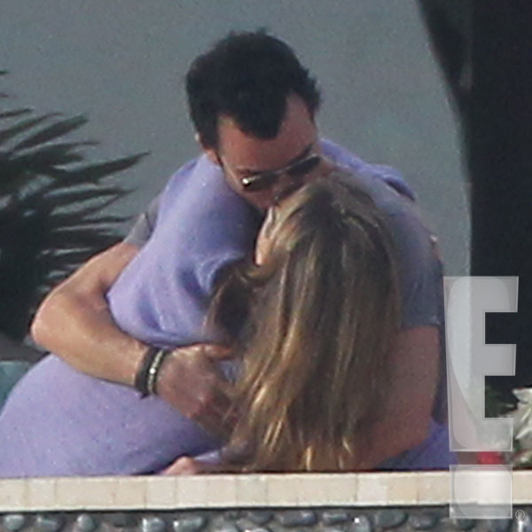 Photos From Jennifer Aniston And Justin Therouxs Steamy Makeout