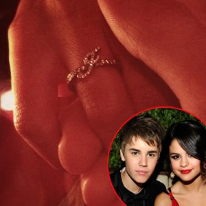 Selena Gomez wears a large ring on her wedding finger | Daily Mail Online