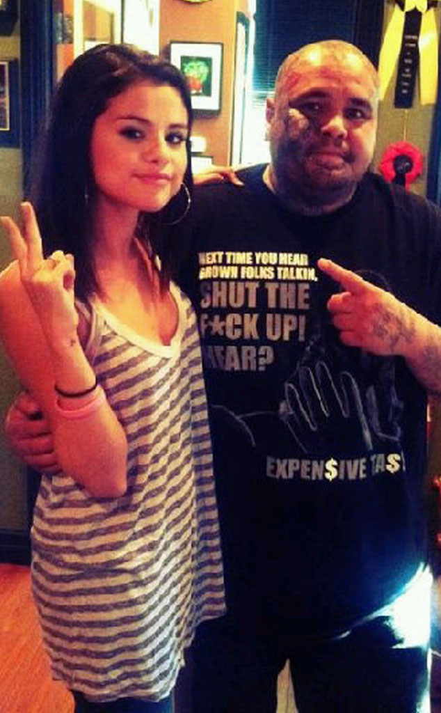 Selena Gomez Debuts New Heart Tattoo! - E! Online