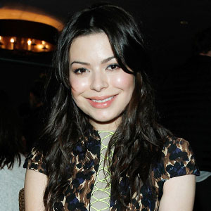 Miranda Cosgrove Was Scared To Get Driver S License After Tour Bus Accident E Online