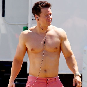 Mark Wahlberg's Big Hot Muscles Leave Bridesmaids Funny Lady Speechless -  E! Online