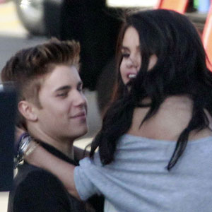 So True So False Did Justin Bieber Break Up With Selena Gomez Via Twitter E Online