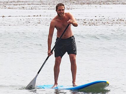 Shirtless Robert Pattinson Makes Waves While Paddleboarding In Malibu ...