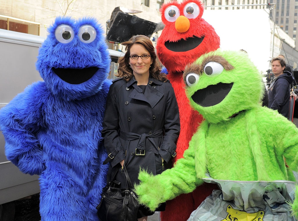 Tina Fey's Street Scuffle with Elmo, Cookie Monster and Oscar the Grouch on Rock - E! Online