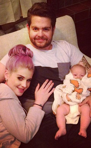 Familienfoto: Kelly und Jack Osbourne mit Baby Pearl E Familienfoto: Kelly und Jack Osbourne mit Baby Pearl E