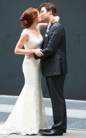 First Look Ellie Kemper S Wedding Gown E News