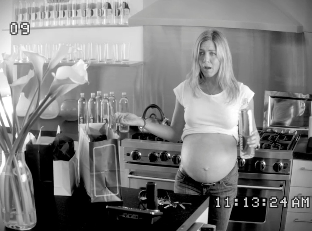 Jennifer Aniston Pregnant With Triplets?! Check Out Her Baby Bump!