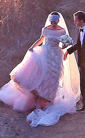 First Look Anne Hathaway S Wedding Gown E News Uk