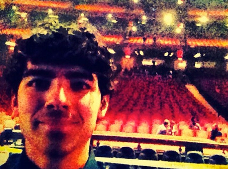 Married To Jonas, Twit Pic