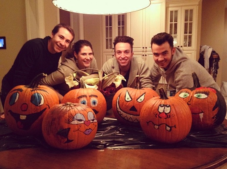 Married to Jonas, Twit Pic