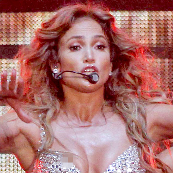 Jennifer Lopez Nip Slip at London Concert! 