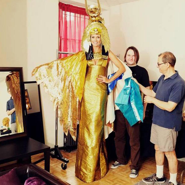 Heidi Klum's Cleopatra Halloween Costume: Get a Behind-the ...