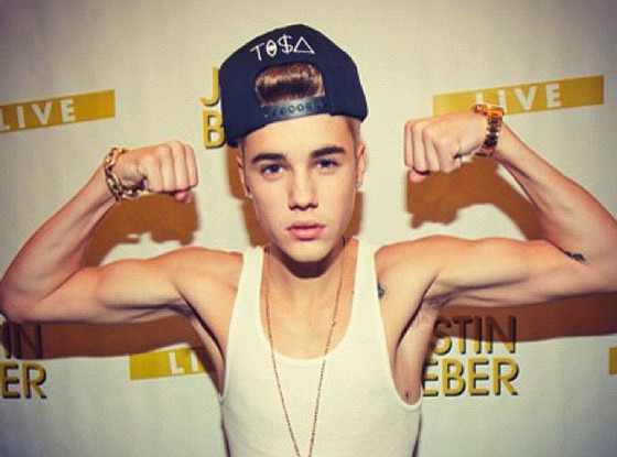 Justin Bieber Flexes Shows Off His Biceps E News 5043