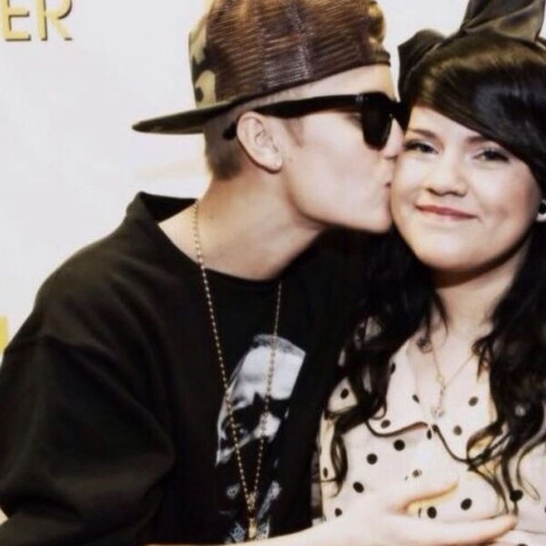 Biebs Seems to Cup a Fans Breast During Photo Op