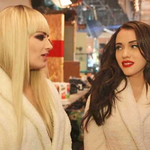 2 Broke Girls Beth Porn - Exclusive Sneak Peek at 2 Broke Girls's Super Bowl Commercial - E! Online -  CA