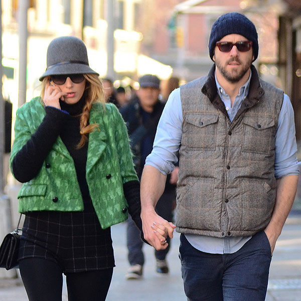 Blake Lively Ryan Reynolds Hold Hands In Nyc E Online 