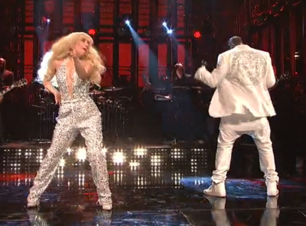 Lady Gaga And R Kelly Simulate Sex During Saturday Night Live Performance Critics Weigh In E