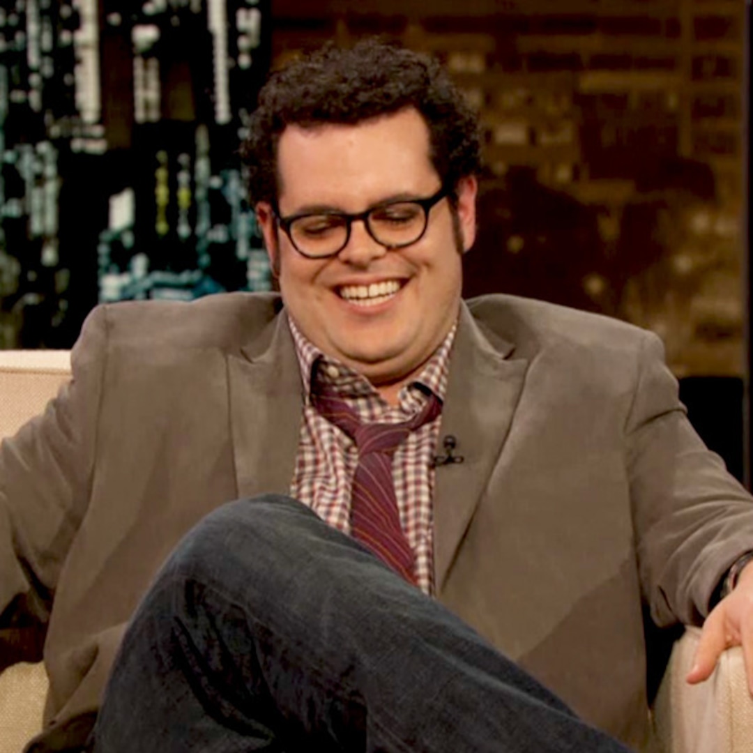 josh gad shows off his calves on chelsea lately e online josh gad shows off his calves on chelsea lately e online