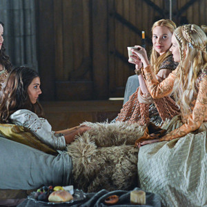 Reign S Costume Designer Breaks Down The Queen S Look E News