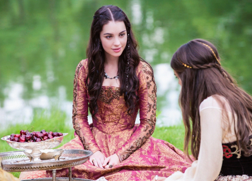 Reign's Costume Designer Breaks Down the Queen's Look Reign's Costume Designer Breaks Down the Queen's Look