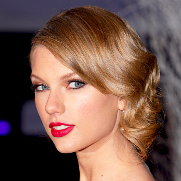 Taylor Swift Finally Changes Up Her Bangs and Rocks a Hot Lip - E ...