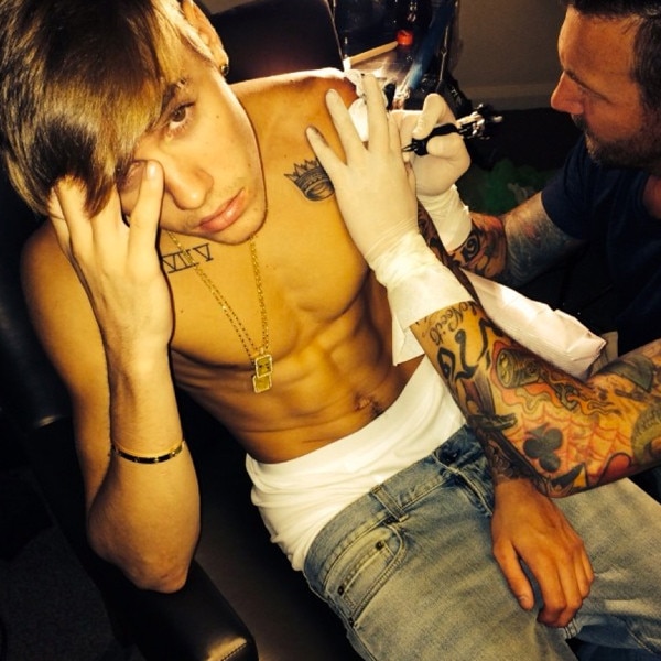 Justin Bieber Shows Off 100 Hours Of Tattoo Work In Shirtless Selfie