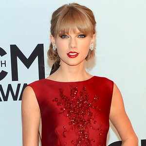 Taylor Rocks Red At Cma Awards E News