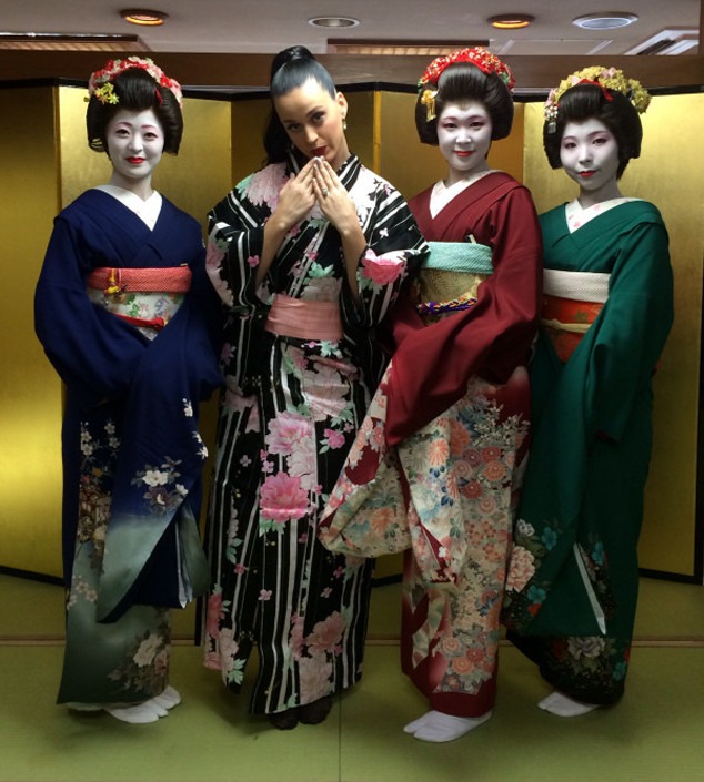 Katy Perry Poses With Geisha Girls in Japan, Hangs With a Giant Robot