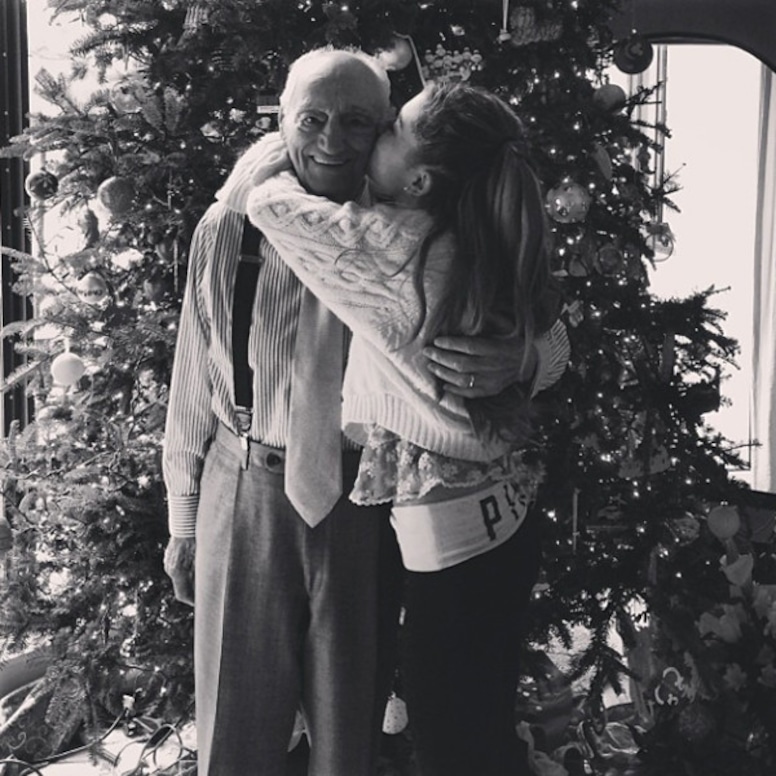 Adriana Grande, Christmas Instagram