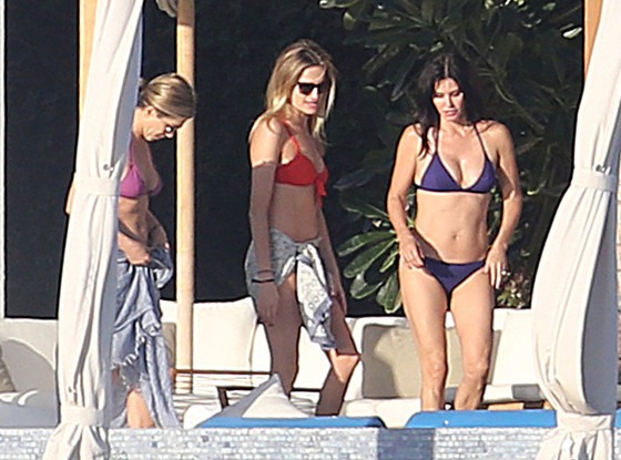 Jen And Courteney Show Off Bikini Bodies In Mexico—see The Pics E