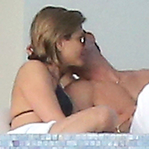 1080px x 1080px - Sexy Pics: Justin Gives Bikini-Clad Jennifer a Kiss on the Cheek! - E!  Online