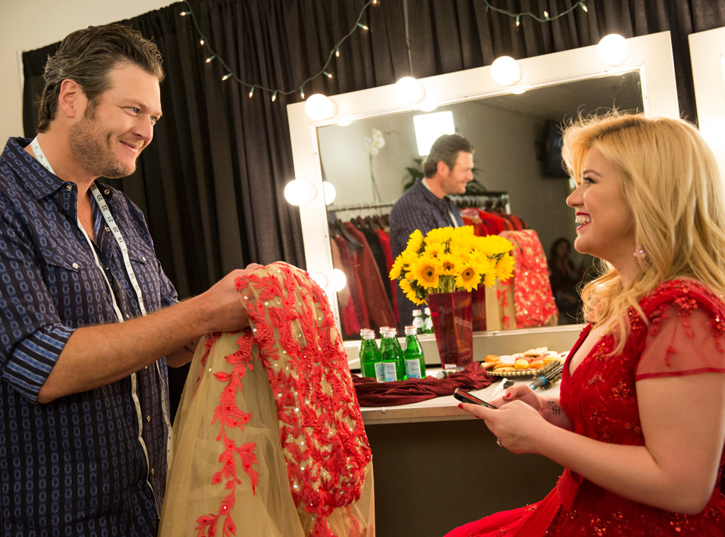 Watch Kelly Clarkson and Blake Shelton's Christmas Special Prep! E