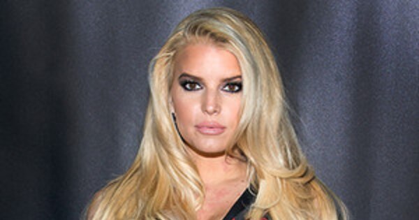 Jessica Simpson Flaunts Cleavage, Major Weight Loss in Tight Dress—See ...