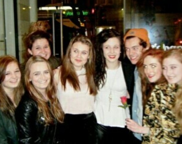 Harry Styles passa o Valentine's Day rodeado de mulheres ...