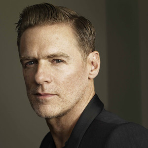 Une autre fille pour Bryan Adams ! | E! News
