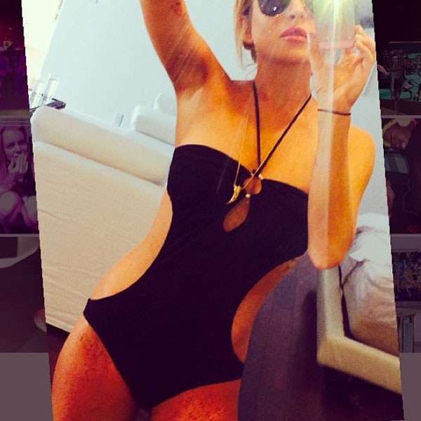 Lindsay Shares Sexy Swimsuit Selfie Is Staying Put in New York