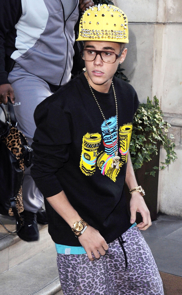 filósofo Asombro ecuación Justin Bieber usa una gorra amarilla y pantalones de leopardo morado en  Londres - E! Online Latino - MX