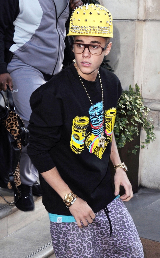 local Geometría vistazo Justin Bieber usa una gorra amarilla y pantalones de leopardo morado en  Londres - E! Online Latino - MX