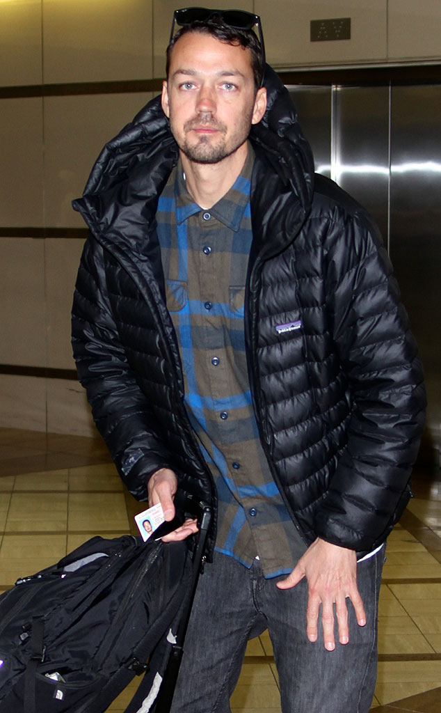Ringless Rupert Sanders Spotted at L.A. Airport - E! Online