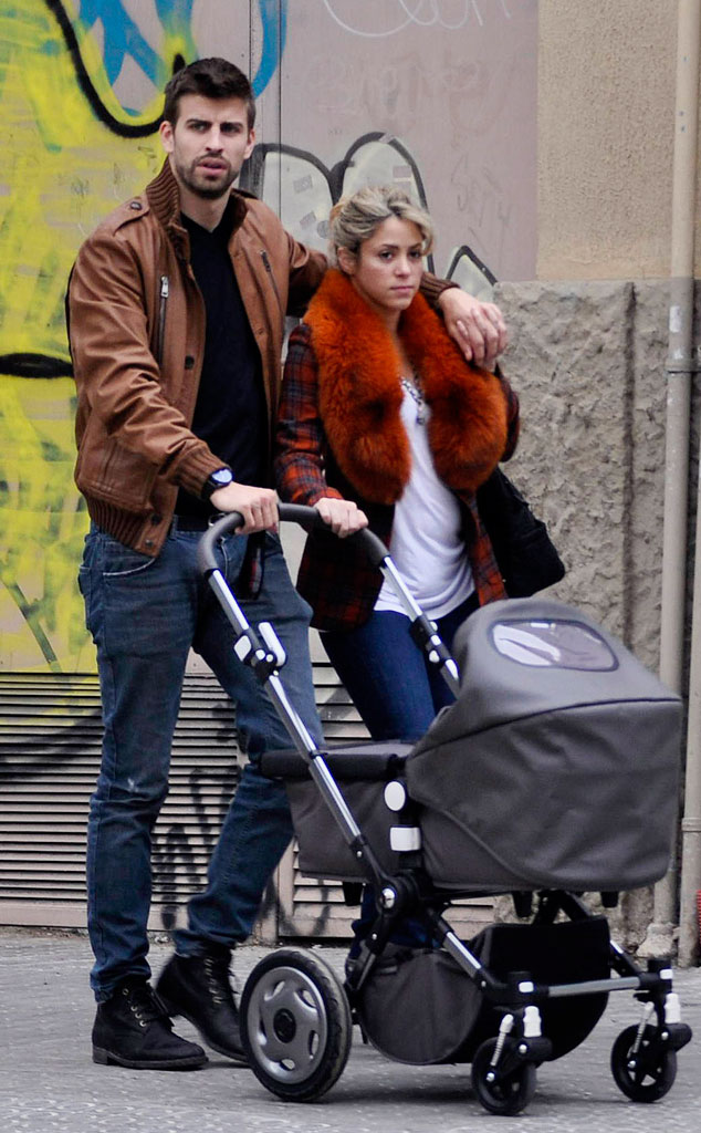 Ventana mundial sobrino hierro Shakira and Gerard Piqué Dress Baby Milan in Soccer Jersey - E! Online