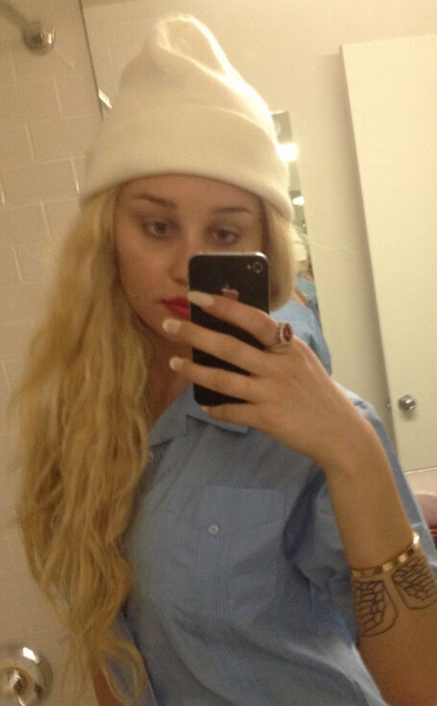 Mirror Pose From Amanda Bynes Sexy Twitpic Selfies E News Uk