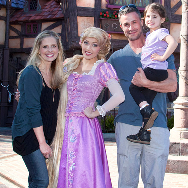 Sarah Michelle Gellar And Freddie Prinze Jr Take Daughter Charlotte To Disneyland E Online