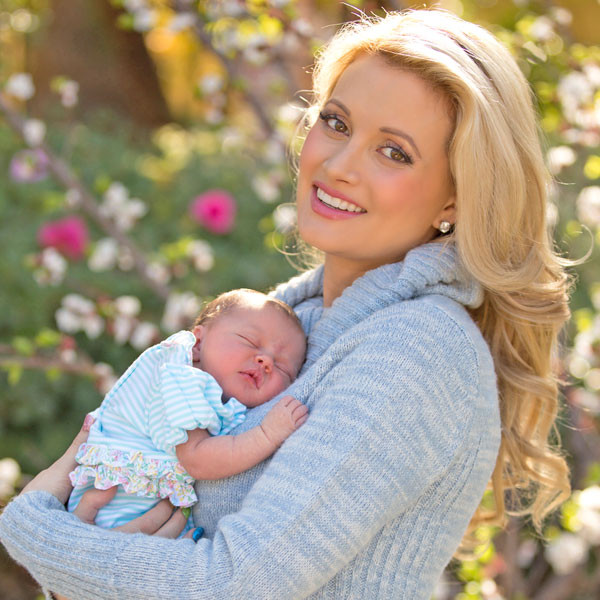 Week in Video: Holly Madison Gives Birth - E! Online